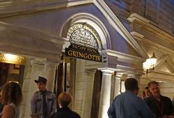 Mais detalhes sobre Harry Potter and the Escape from Gringotts.