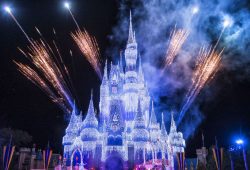 A Frozen Holiday Wish: Elsa “congela” o castelo na Disney