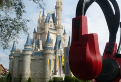 Fone tradutor na Disney, eu usei e recomendo
