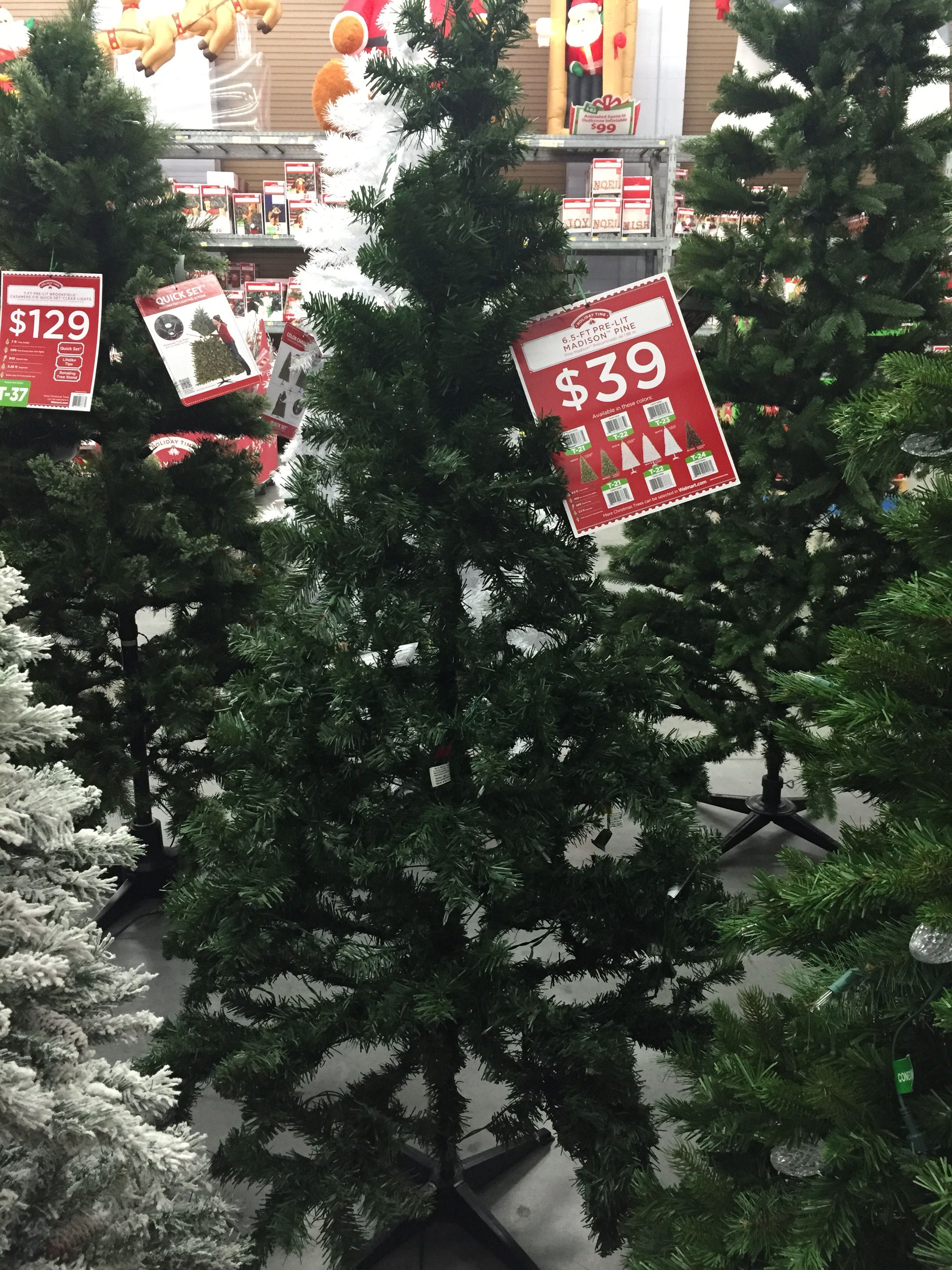 Árvore de Natal com itens comprados no Walmart | O Mundo Disney