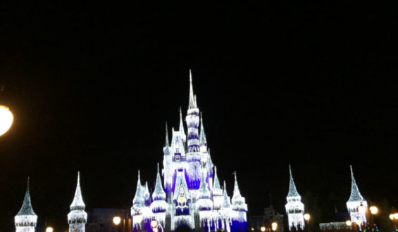 Elsa congela o castelo na Disney