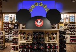 A loja World of Disney reabre em grande estilo no Disney Springs
