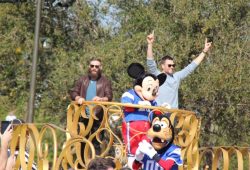 Magic Kingdom recebe as estrelas do Patriots Tom Brady e Julian Edelman
