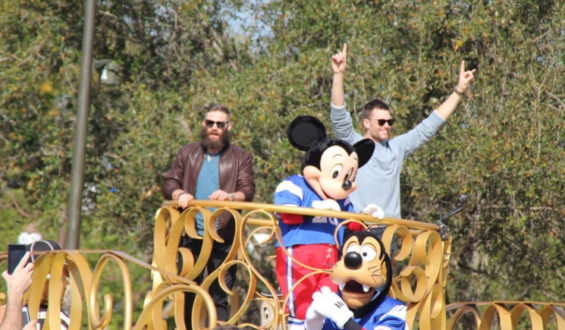 Magic Kingdom recebe as estrelas do Patriots Tom Brady e Julian Edelman