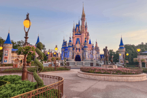 Descubra como aproveitar ao máximo sua visita aos parques da Disney em 2025 com nosso guia completo! Dicas de atrações, restaurantes e muito mais.