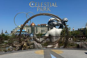 Tudo sobre o EPIC UNIVERSE o novo parque da Universal em Orlando. Celestial Park no Epic Universe, com jardins, fontes e carrossel de criaturas celestiais