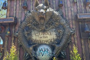 Área Dark Universe no Epic Universe, inspirada nos monstros clássicos da Universal.