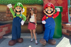Entrada da Super Nintendo World no Epic Universe, com Mario, Luigi e Donkey Kong